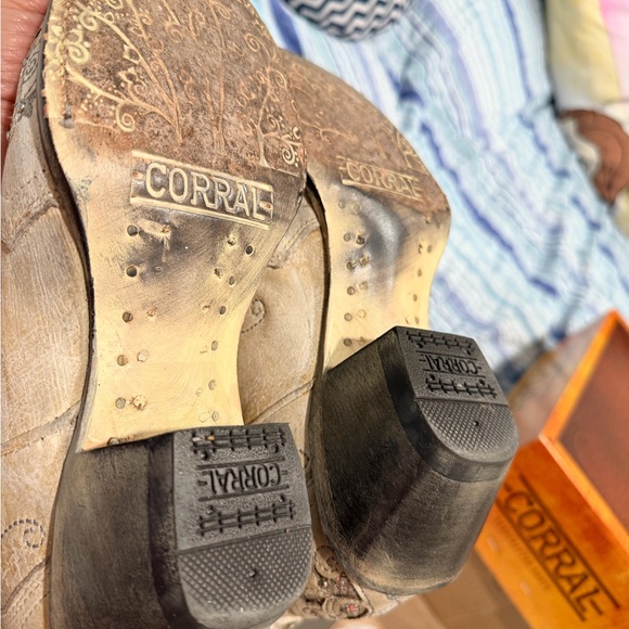 Corral woman 10W boots in white glitter inlay and crystals. - Picture 14 of 16